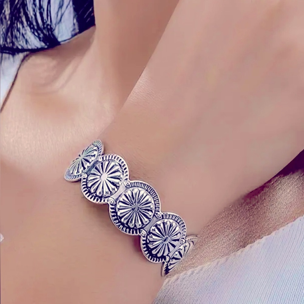Brand New Floral Antique Silver Adjustable Bracelet.